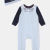 BOSS Kidswear PULL ON HAT SET Grenouillère Pale Blue Enfant -BOSS Kidswear Soldes Magasin 010d191e680e4b23aed337d8ea4432fb